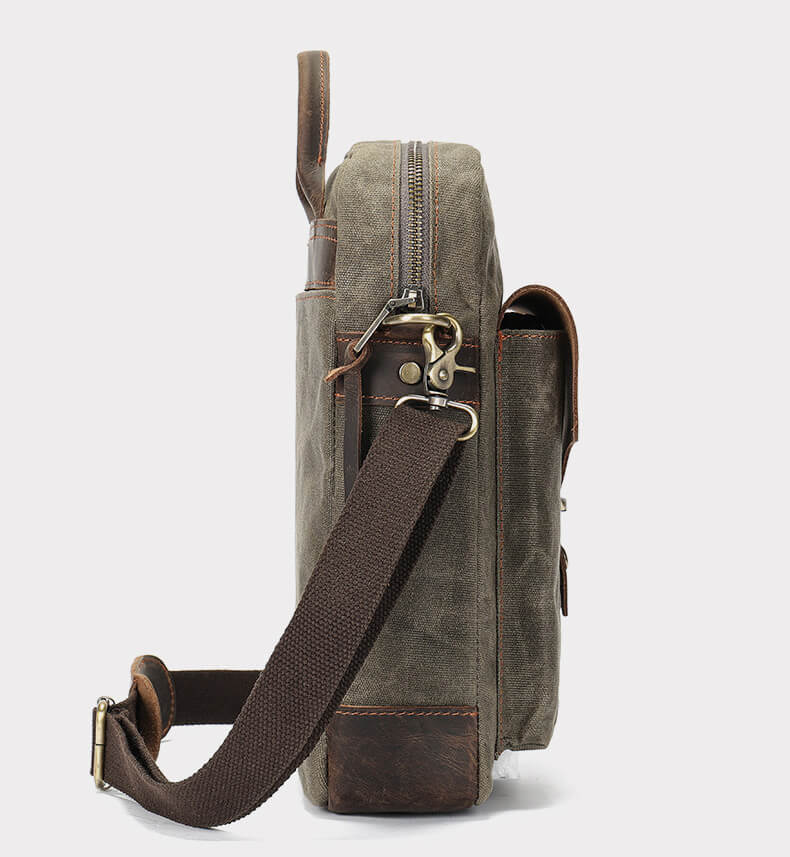kleine Herren Umhängetasche gewachstes Canvas in Hochformat Messenger Bag