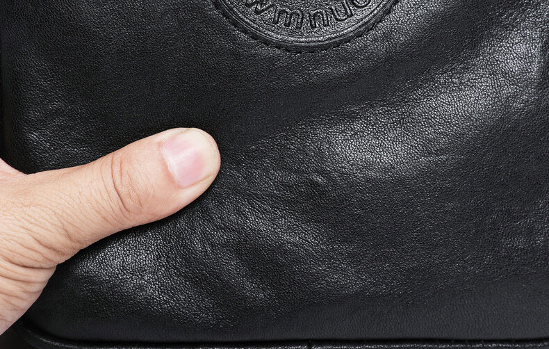 kleine Herren Umhängetasche schwarz weiches Leder für Alltag mit Reißverschluss