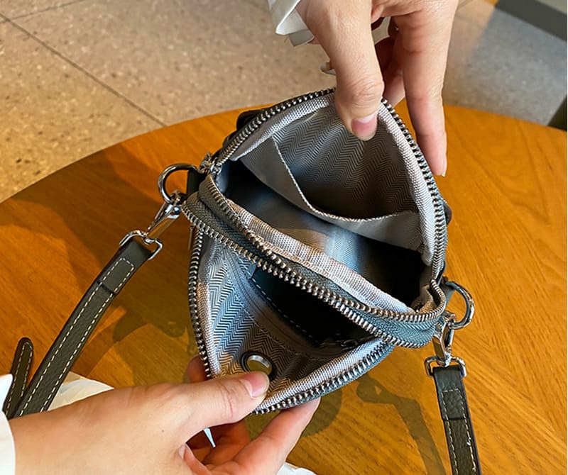 kleine Umhängetasche Leder für Handy schwarz weiß grün Handytasche