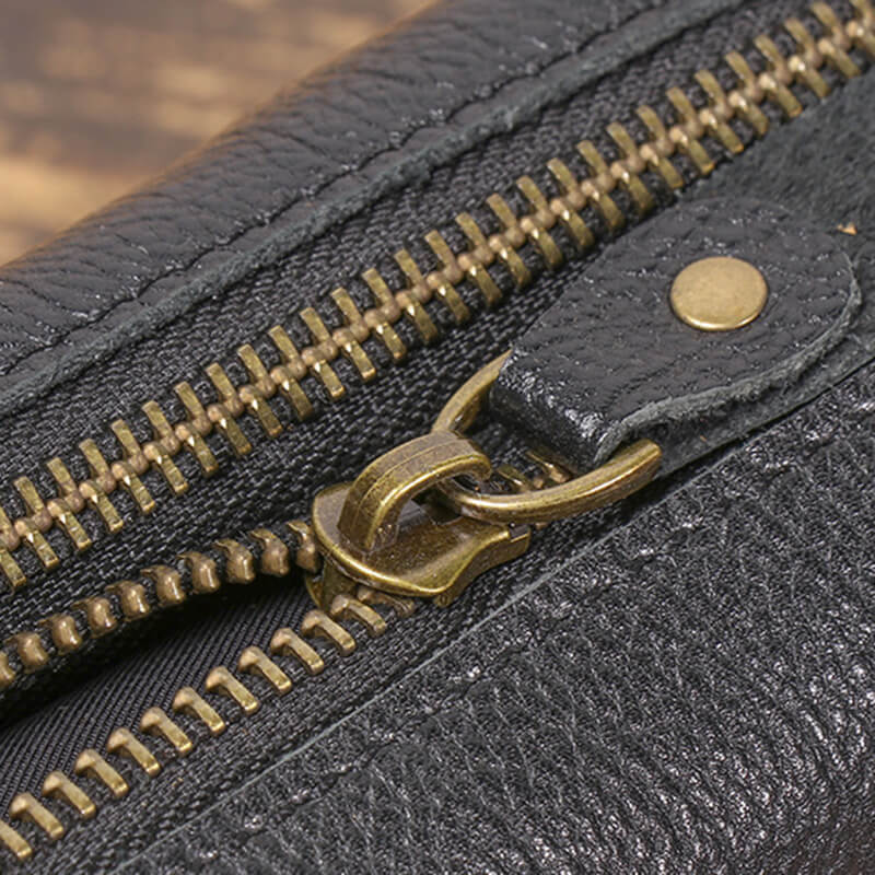 Kleine Damen Umhängetasche Leder modern mit Handgelenkgurt in Schwarz und Braun