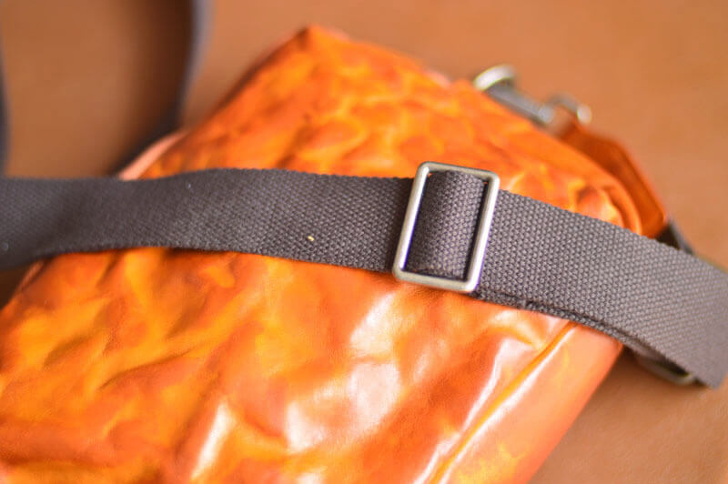 kleine Umhängetasche Herren Leder Vintage Messenger Bag in Kaffeebraun und Braun mit Reißverschluss