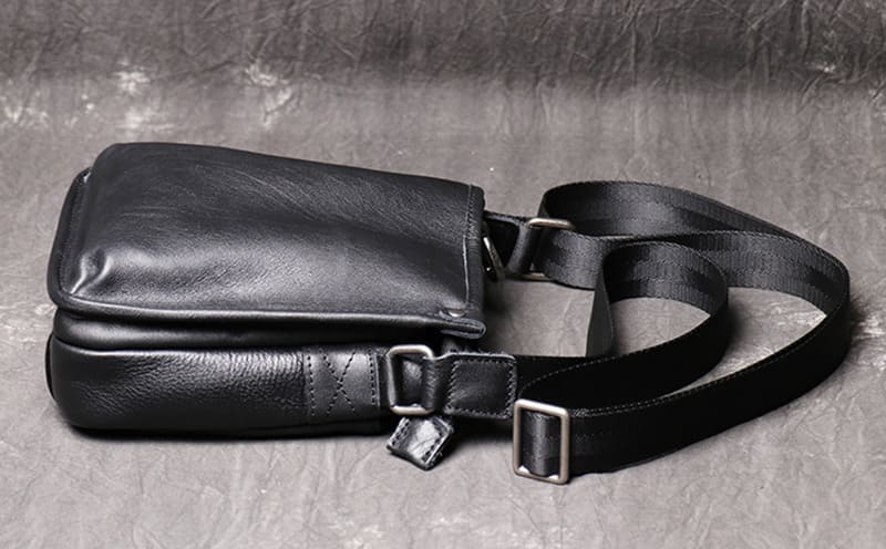 kleine schwarze Umhängetasche Herren weiches Leder Hochformat