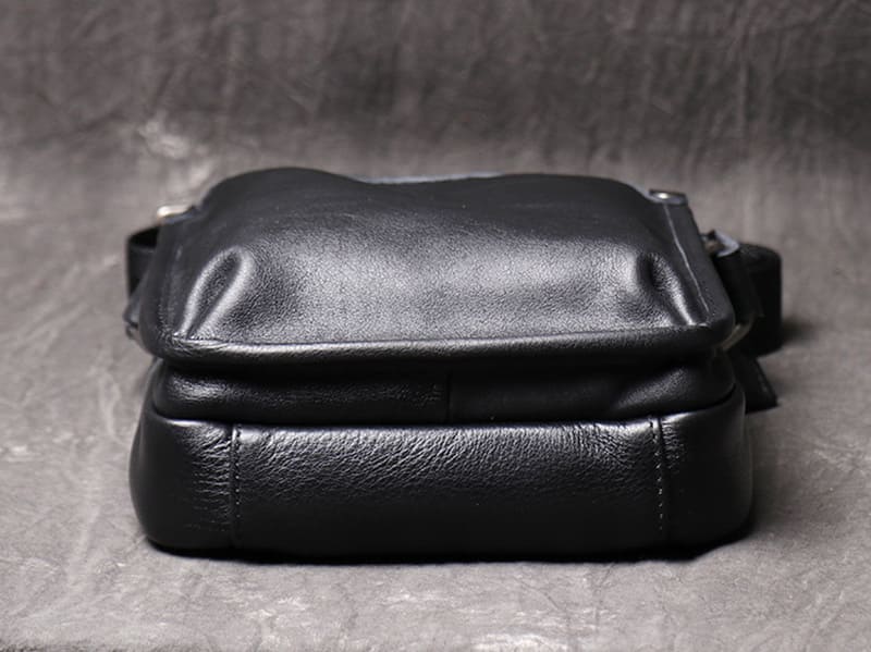 kleine schwarze Umhängetasche Herren weiches Leder Hochformat