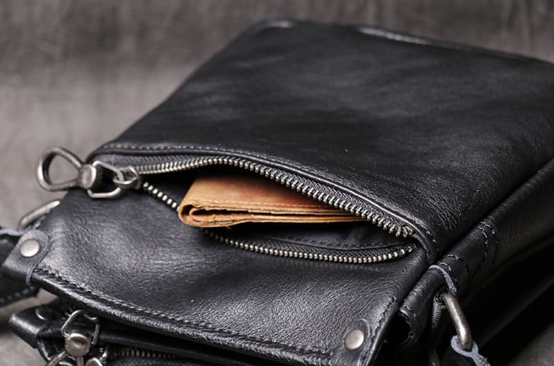 kleine schwarze Umhängetasche Herren weiches Leder Hochformat