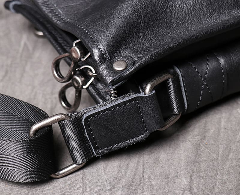 kleine schwarze Umhängetasche Herren weiches Leder Hochformat