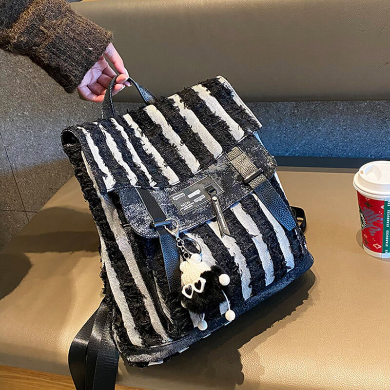 schwarz weiß gestreifter Rucksack