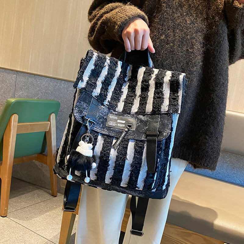 schwarz weiß gestreifter Rucksack