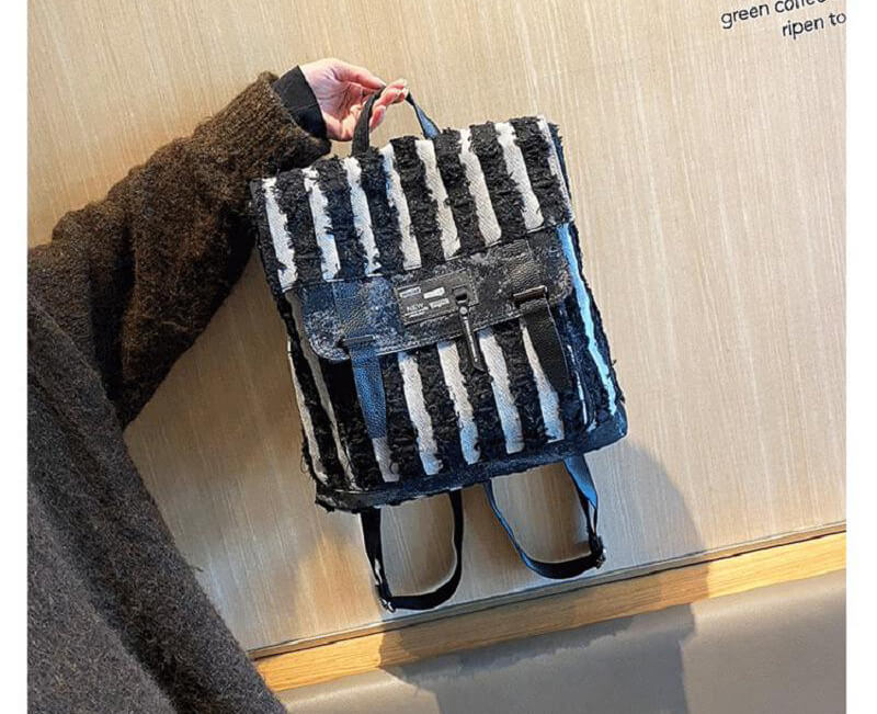 schwarz weiß gestreifter Rucksack